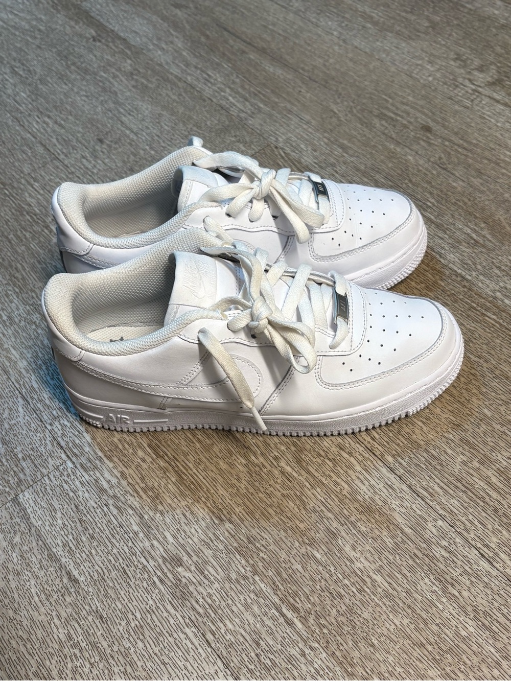 NIKE BIG KIDS WHITE AIR FORCE 1 SIZE 6.5Y